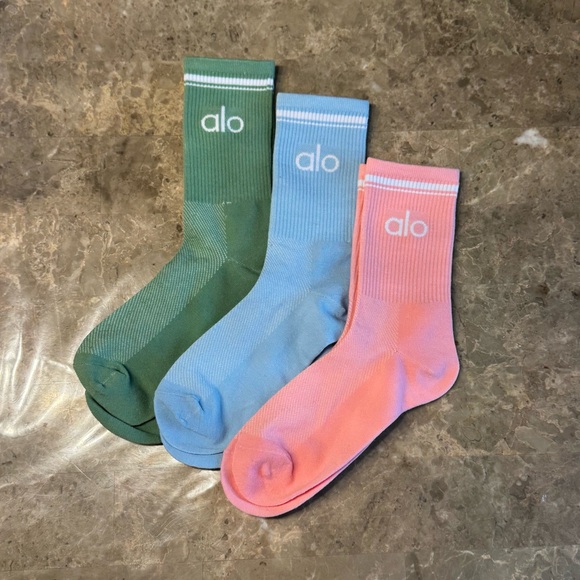 New Women’s Alo Socks
New with tags in its packaging 
3 pairs 
Fits sizes 6-11 - Picture 2 of 4